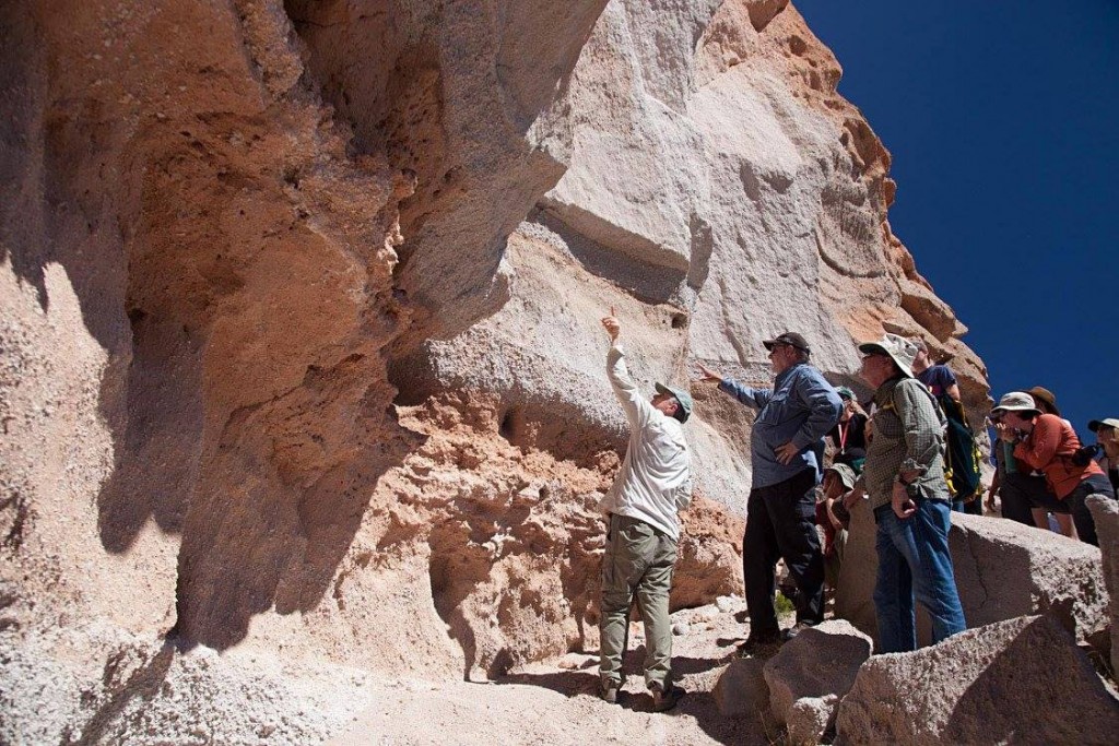 UO professors Paul Wallace and Mike Dungan battle it out over whether a part of the Tschirege ignimbrite's initial plinian pumice fall is reworked or not