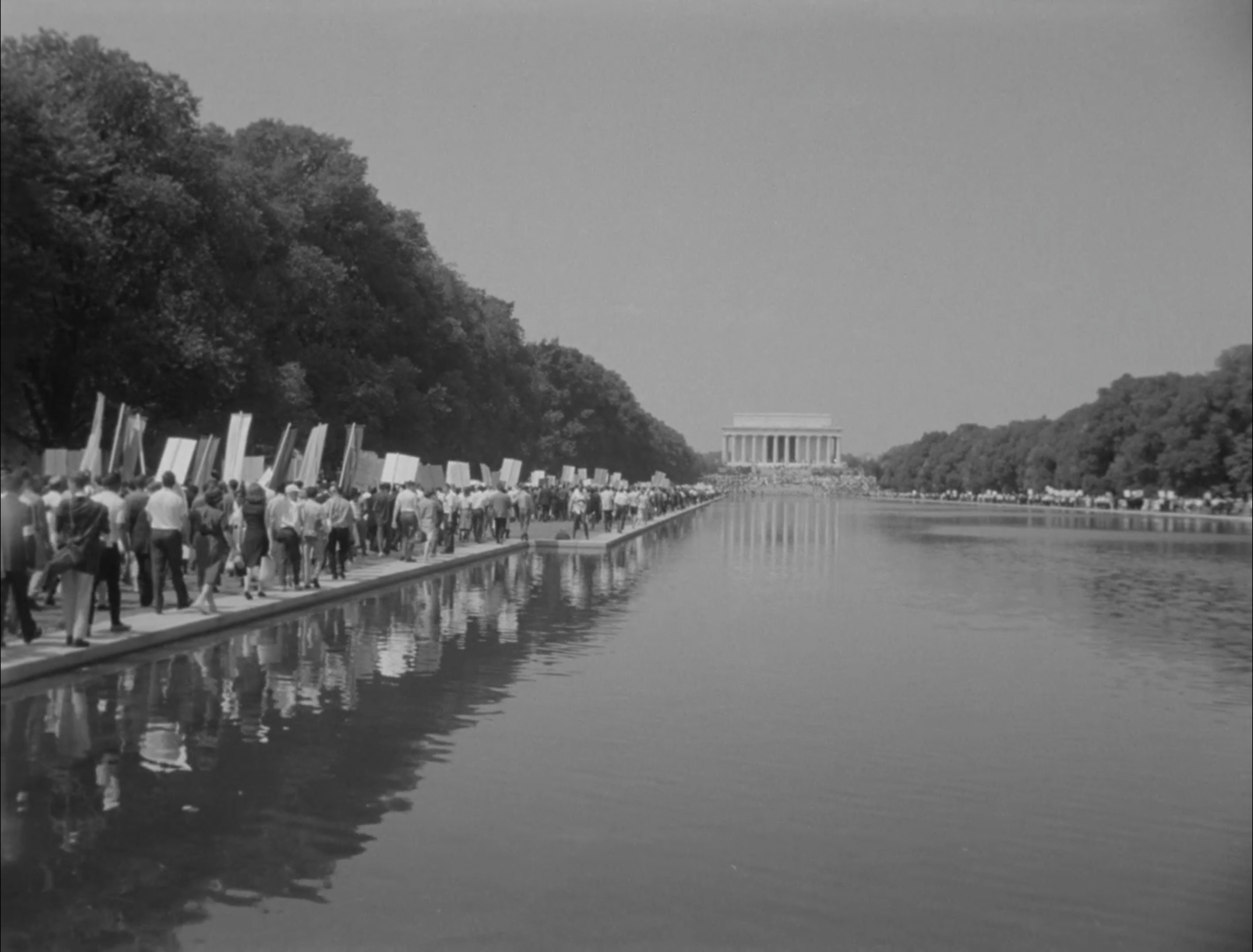 Marchers walking toward Lincoln Memorial.